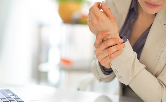 سوزش و بی‌حسی یکی از علائم آرتروز گردن