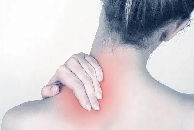 گردن درد یکی از علائم آرتروز گردن