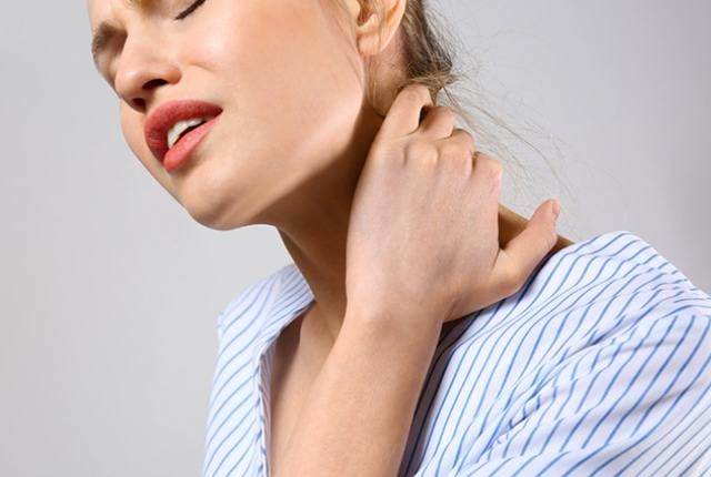 صدای تلق شنیدن از استخوان‌ها یکی از علائم آرتروز گردن